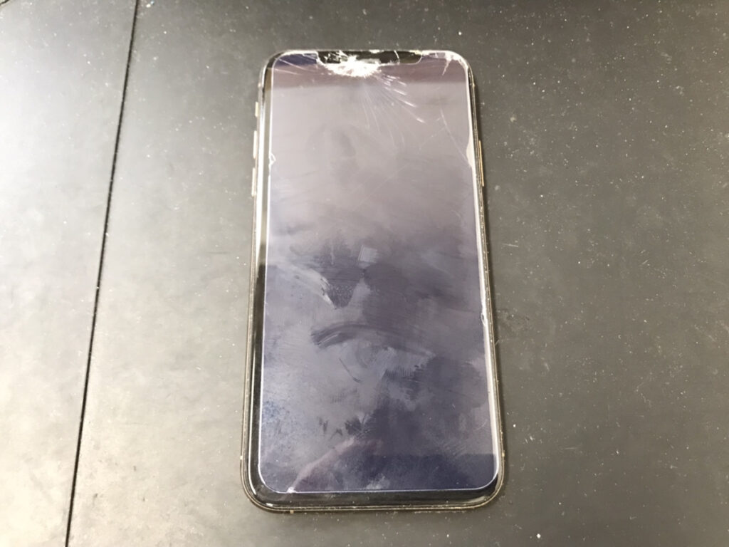 iPhoneXSのFaceIDが反応しない！？原因は「画面割れ」かもしれません