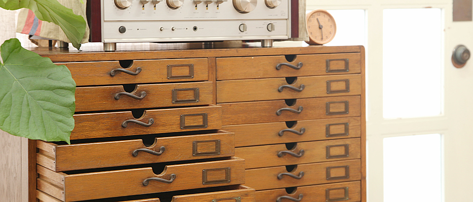 木製の事務用家具がおしゃれ!収納充実のアンティーク書類棚