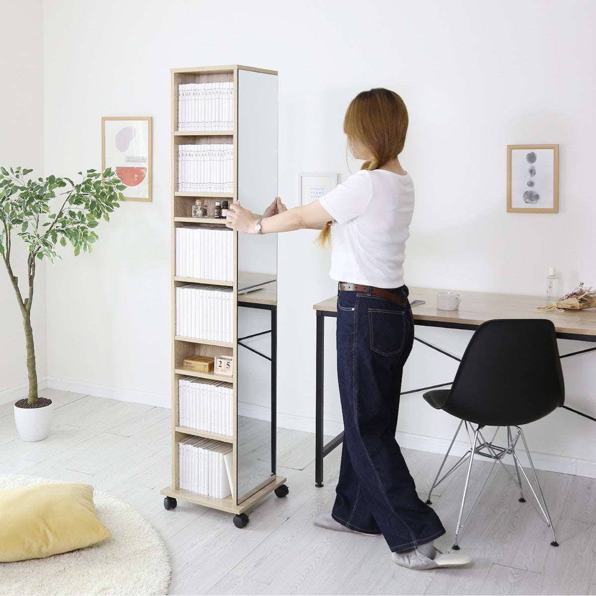 キャスター付き本棚・全身ミラー鏡搭載 - 便利でスタイリッシュな本棚