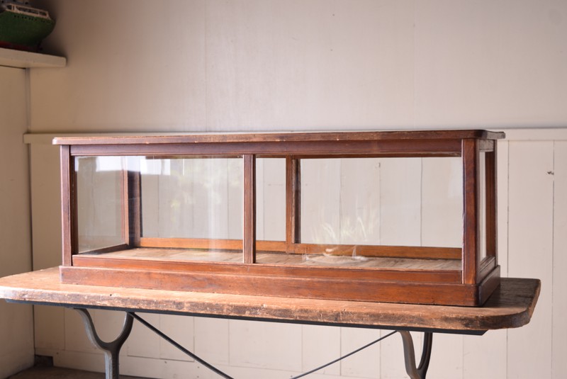 アンティーク 木味 横長のガラスショーケース | REFACTORY antiques