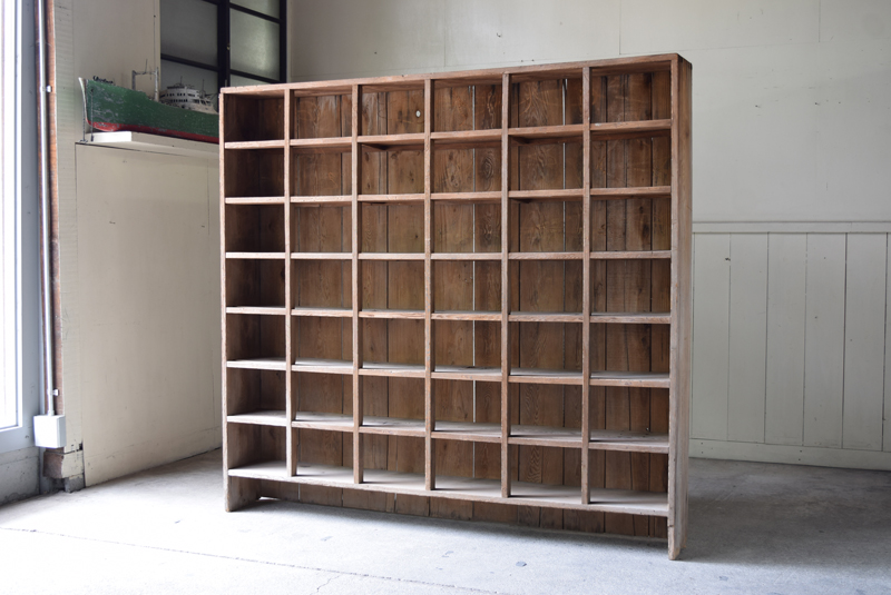 1086 アンティーク 古い木味のマス目陳列棚 | REFACTORY antiques