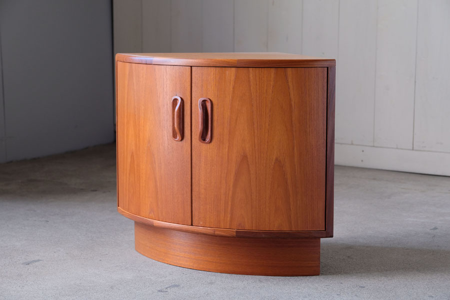 イギリスヴィンテージ G-PLAN コーナーキャビネット | REFACTORY antiques