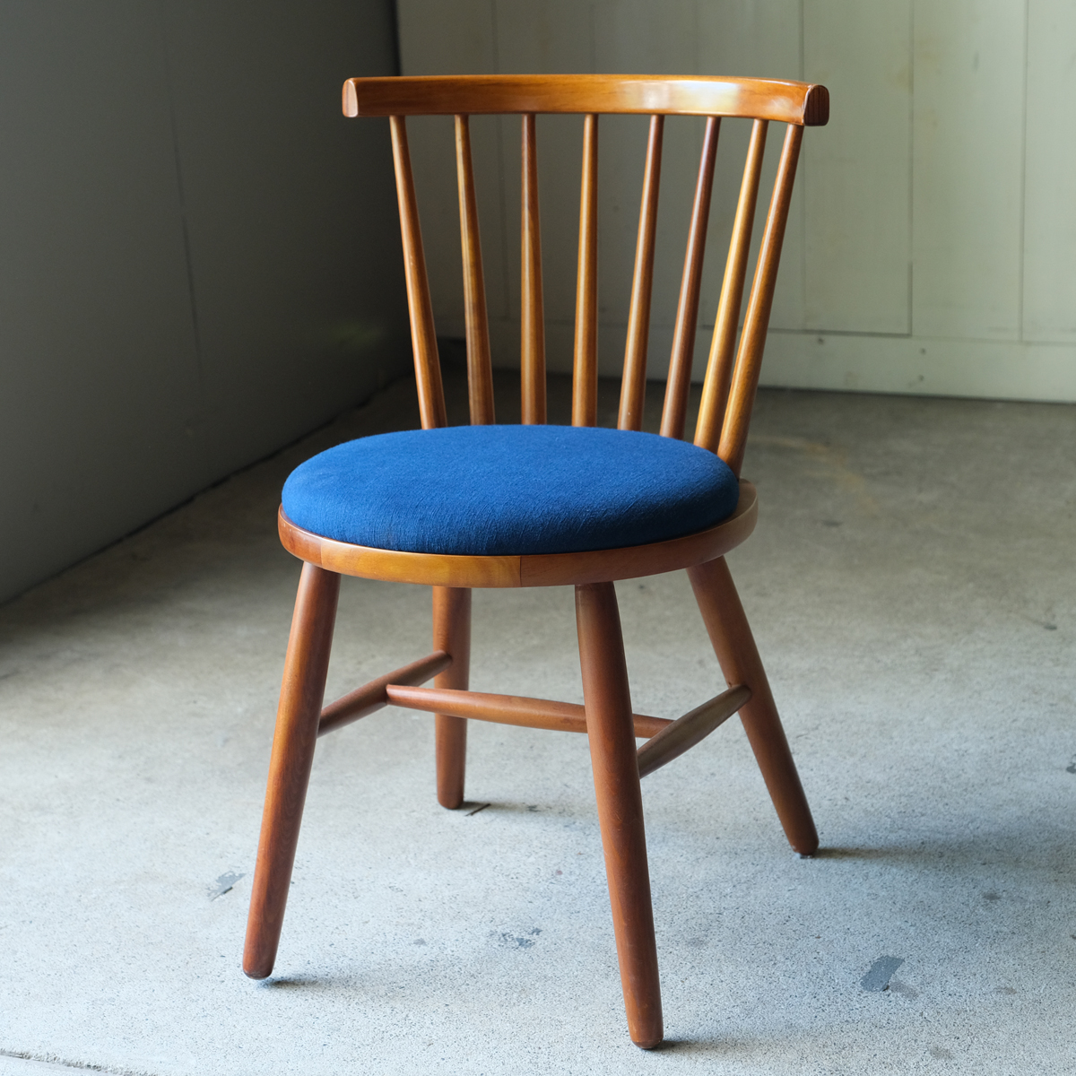 1655 ヴィンテージ 藍染め布座面の小ぶりなウィンザーチェア