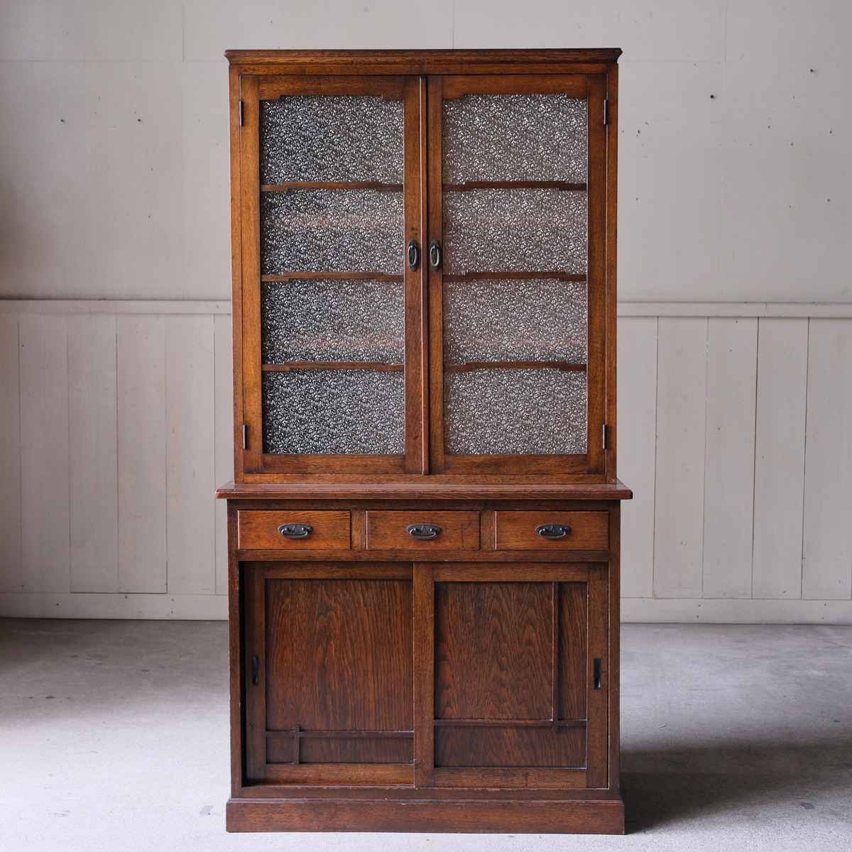 1626 アンティーク ナラ材 2段重ね 特殊プレスガラス入り 食器棚収納