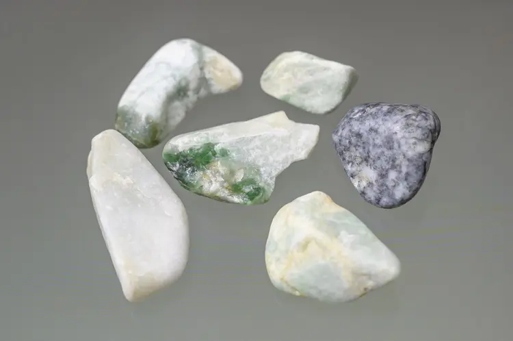 経験則を科学の目で検証 糸魚川産ヒスイの特徴に迫る | 東京都立大学