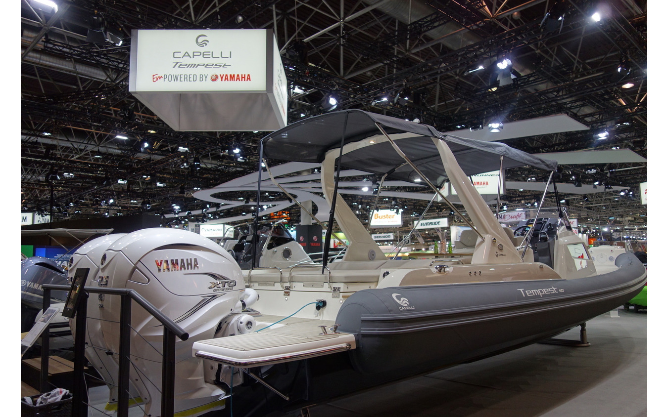 そびえ立つクルーザー、これが富裕層の世界か…欧州最大のマリンショー