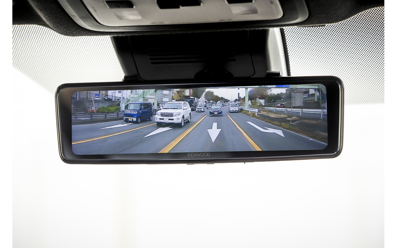 デジタルルームミラーなのに“違和感なく”見える！ 鮮明さが段違いの