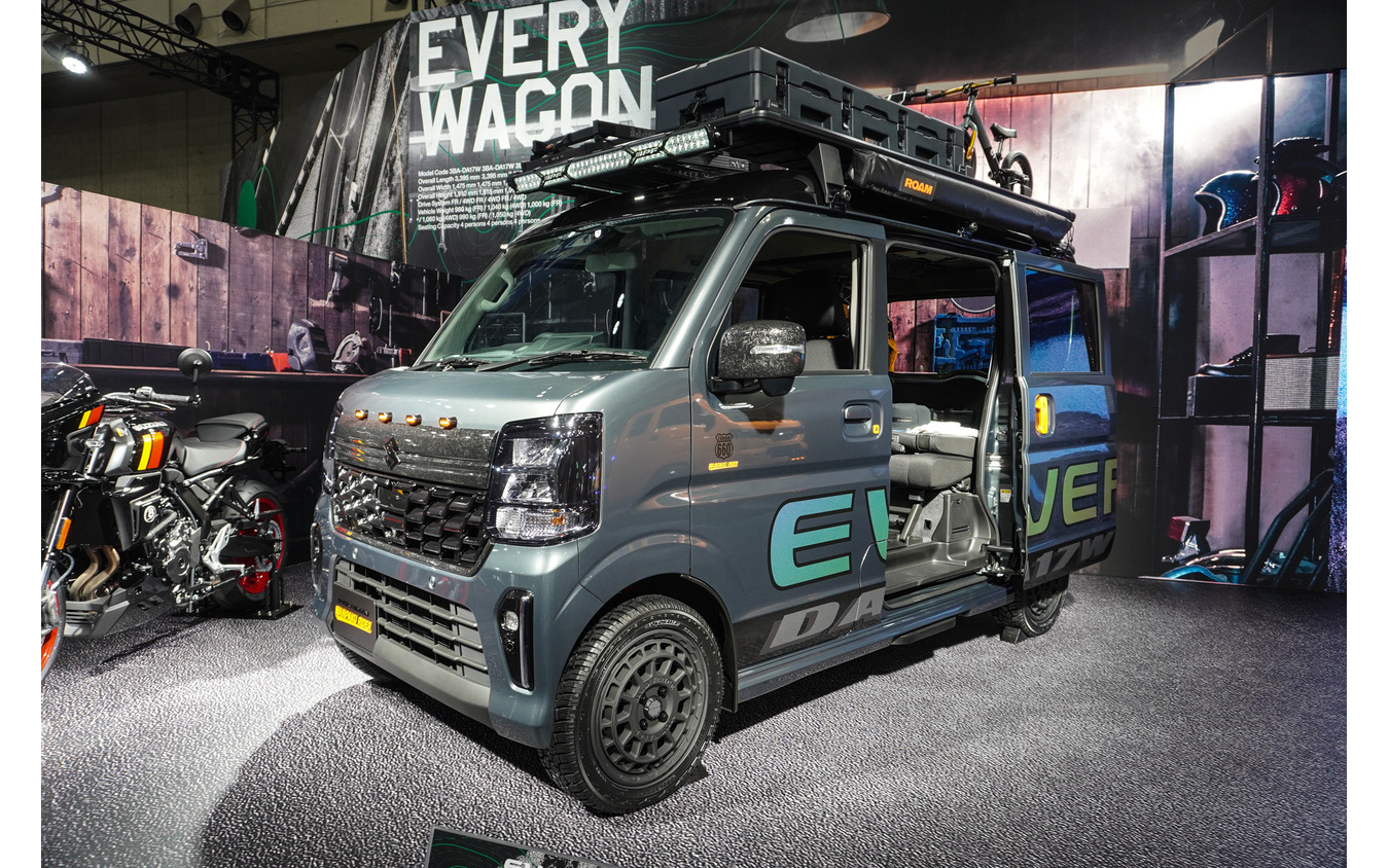 親子”の新型『GSX-8TT』と『エブリイワゴン』がセット展示!? その理由