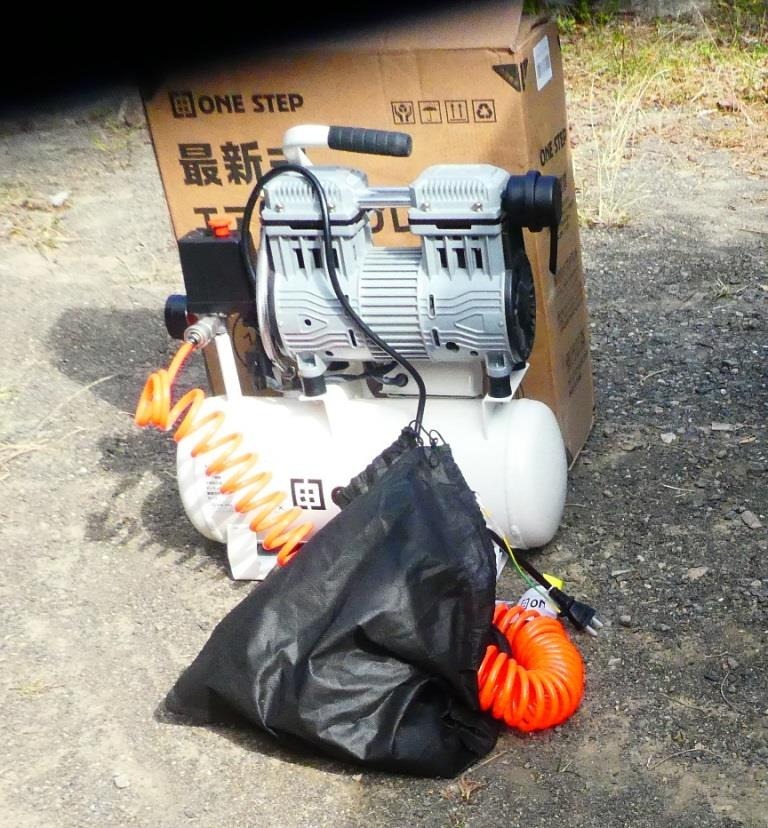 エアーコンプレッサー 100v オイルレス 静音 12l 小型 軽量 圧力計