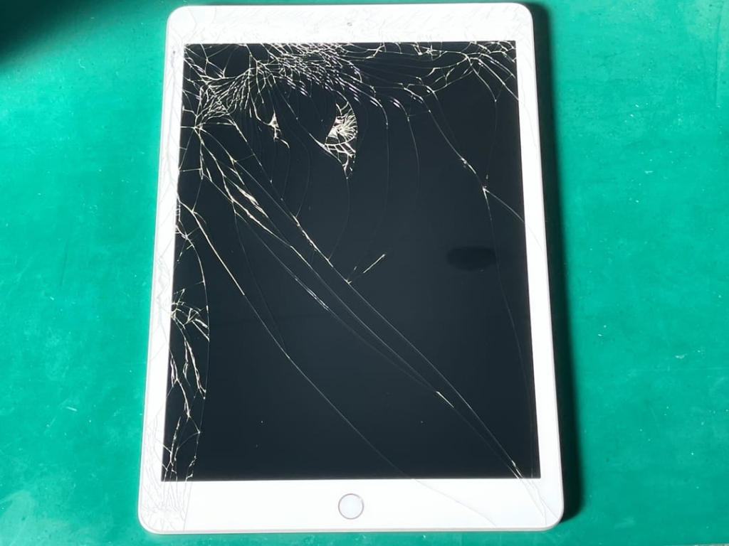 iPad 第8世代のガラス割れも即日修理│奈良のiPad修理専門店