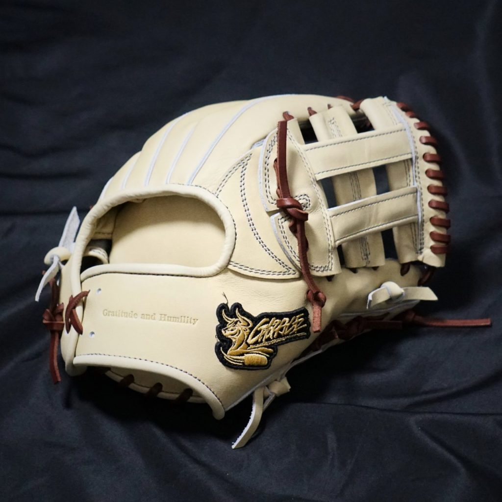 スマホ越しに実寸大でグラブを見る | 【R-GRACE】アールグレイス