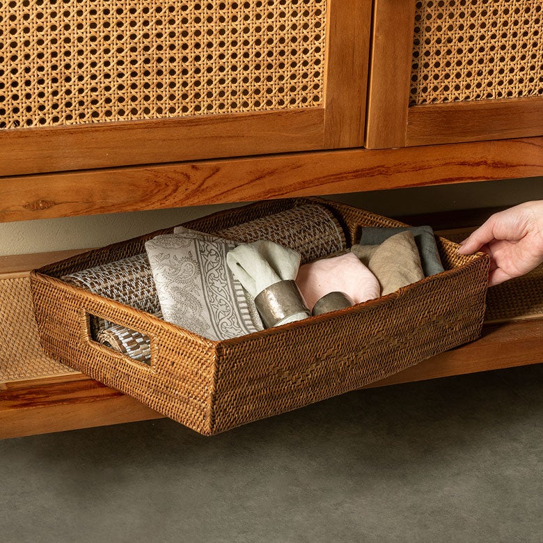 アタで編まれた少し大きな四角いトレイ型取っ手付きバスケット お盆