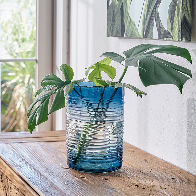 フラワーベース ガラス ブルー グラデーション ウェーブデザイン 横縞