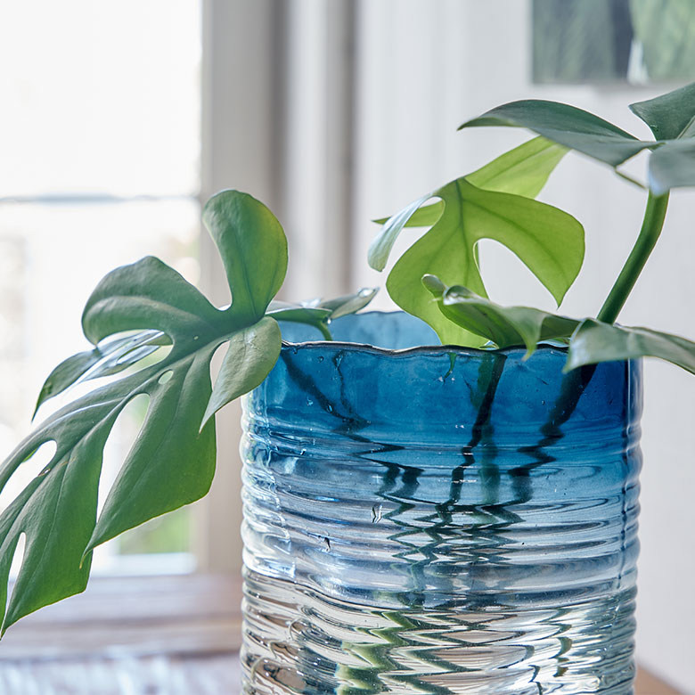 フラワーベース ガラス ブルー グラデーション ウェーブデザイン 横縞