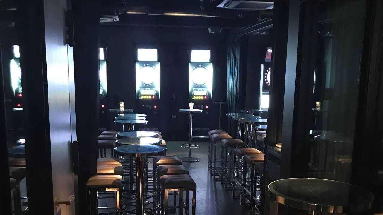 BUZZ STAND（バススタンド） 新宿東口店 ～ダーツ＆カラオケ～（新宿