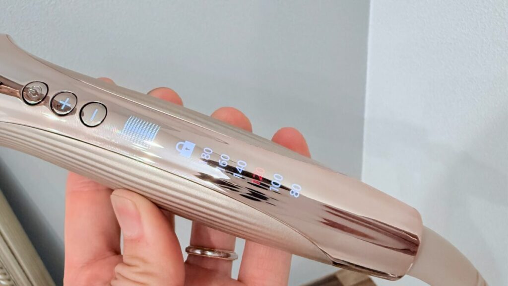 リファ新作プロプラスの違いは？ストレートアイロン＆コテの比較点を