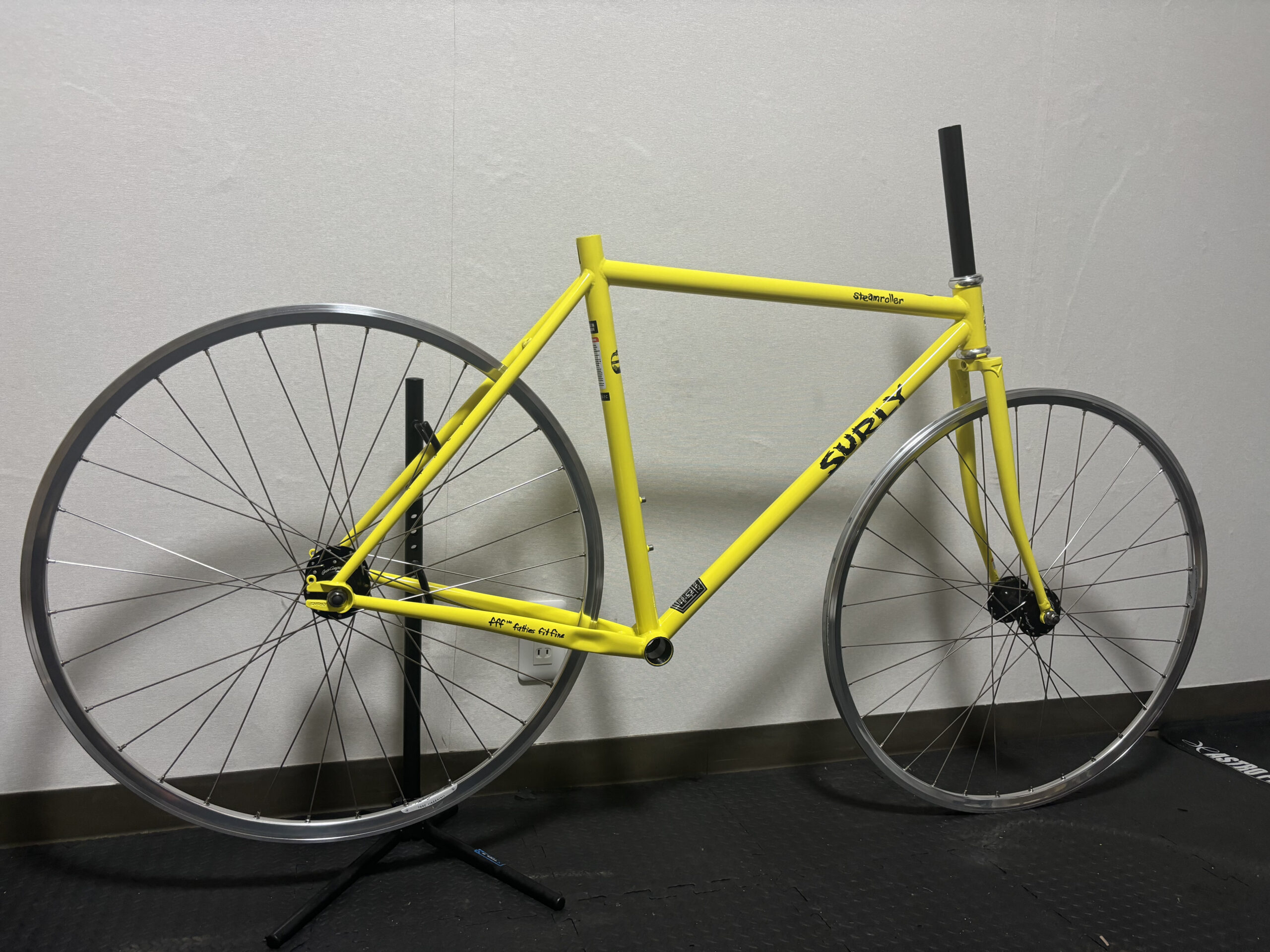 SURLYファン必見！スチームローラーをフレームから組み立てる魅力的な