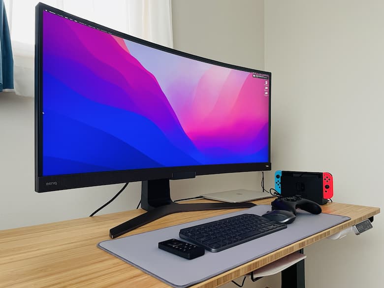 BenQ EW3880R レビュー。リモート作業が捗るワイド画面、迫力の音声で