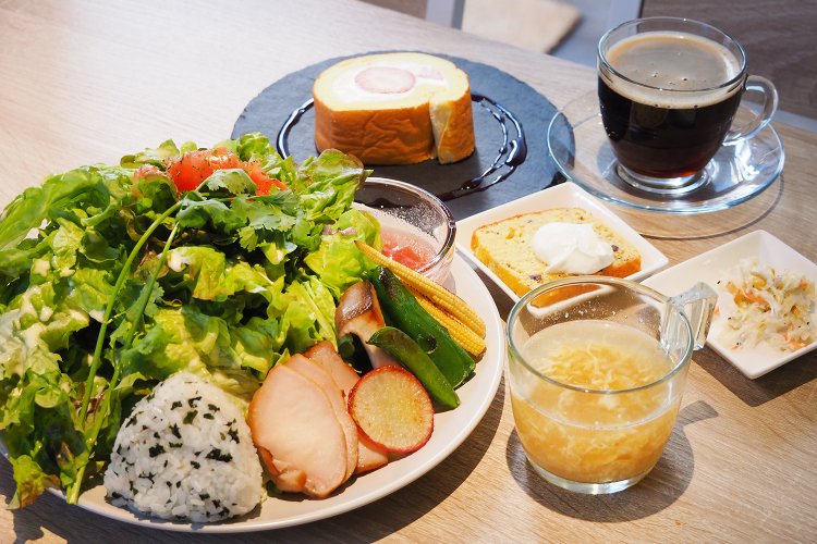 神保町『atacu cafe』で、創作意欲あふれるサラダボウルとスイーツの大