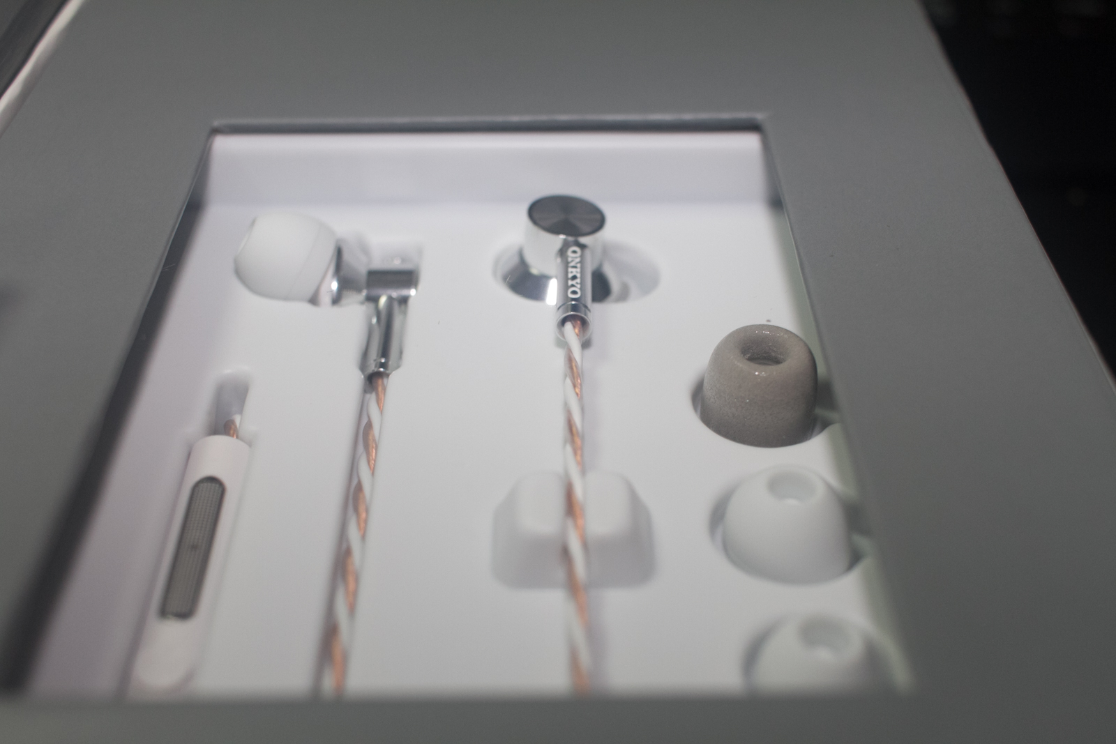 ONKYO セミオープン型イヤホン E700M レビュー – さくらのジャンク箱