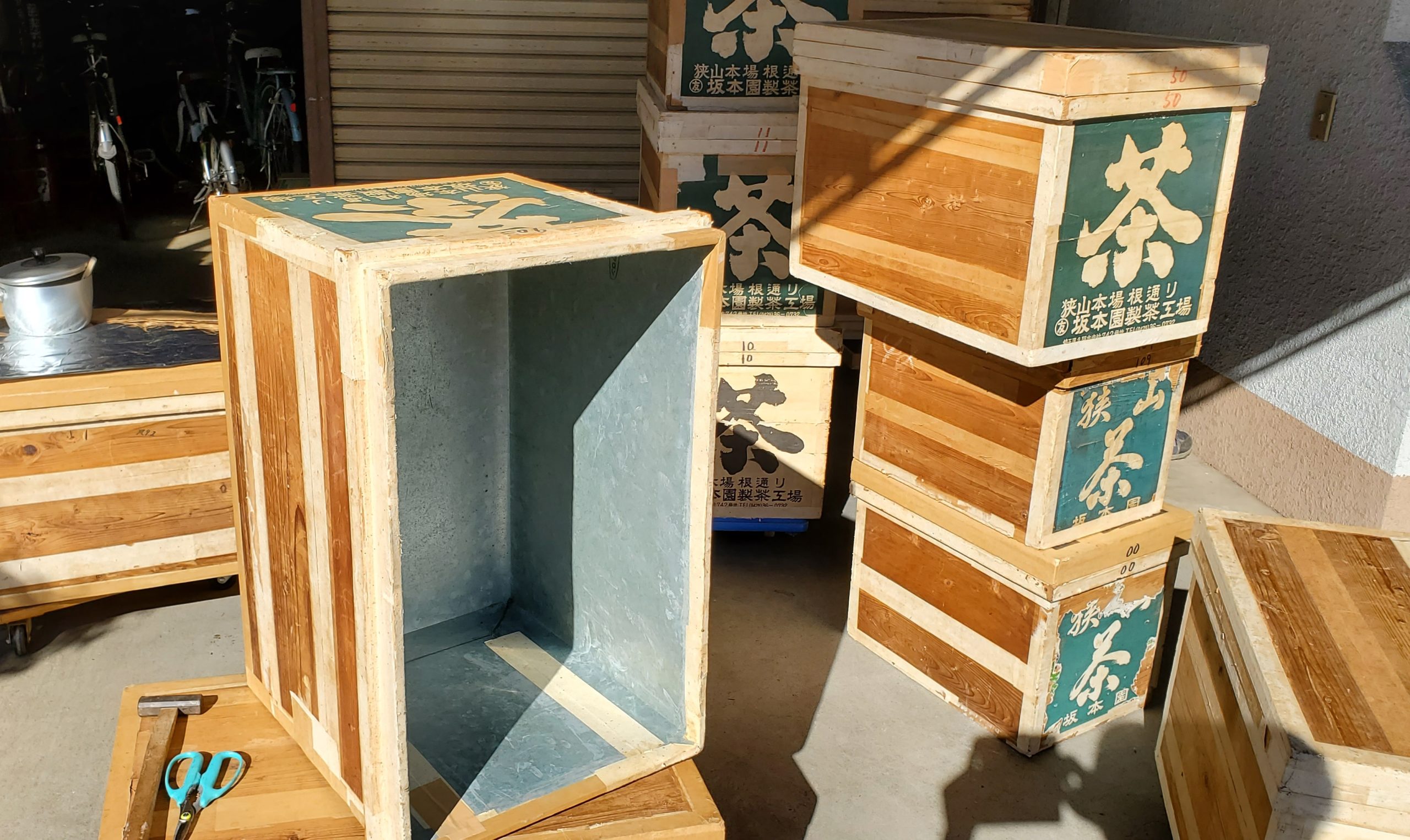 すぐれた機能性で古くからお茶の保存に使われてきた茶箱☆レトロ茶箱や