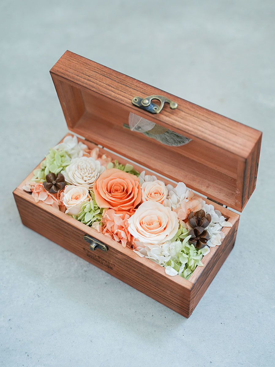 木箱に詰め込んだプリザーブドフラワー オレンジ｜フラスタ・楽屋花の