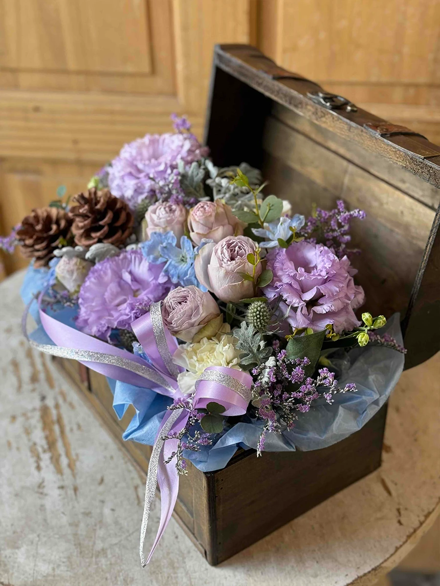 生花のトレジャーボックスアレンジ 紫ブルー L｜フラスタ・楽屋花の