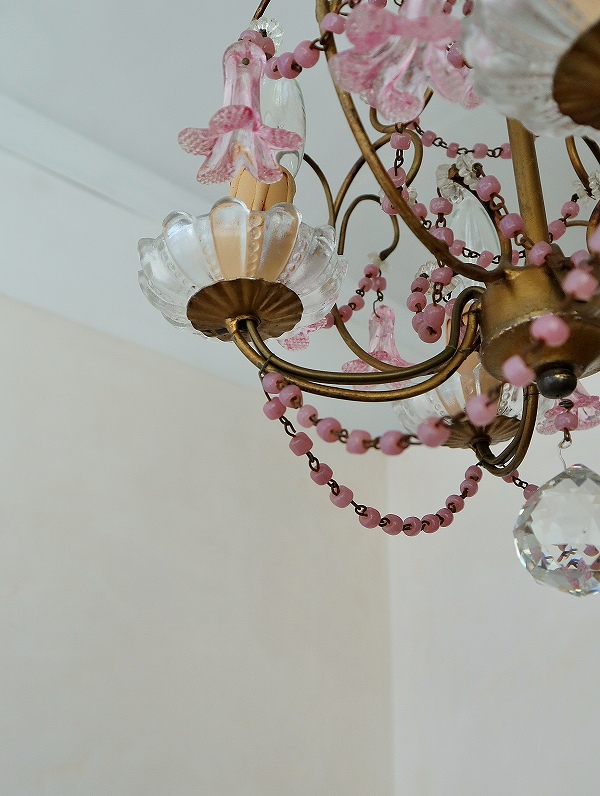 フランスパーツがレアでかわいいオパリンガラスシャンデリアはかわいい