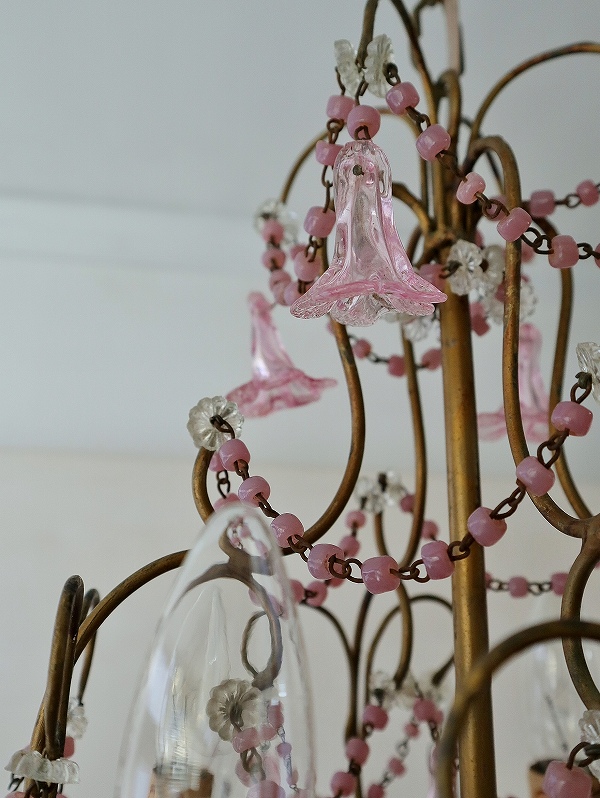 フランスパーツがレアでかわいいオパリンガラスシャンデリアはかわいい