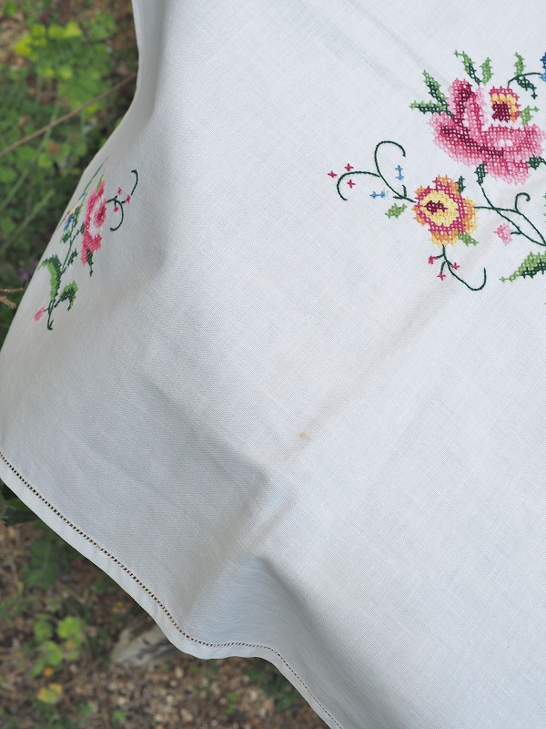 フランスクロスステッチが素敵なテーブルクロスはかわいいアンティーク