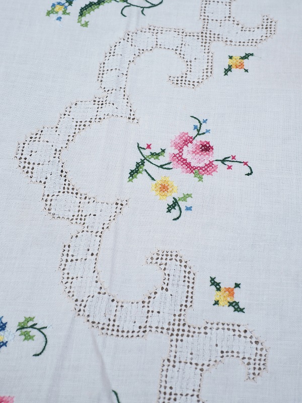 フランスクロスステッチが素敵なテーブルクロスはかわいいアンティーク