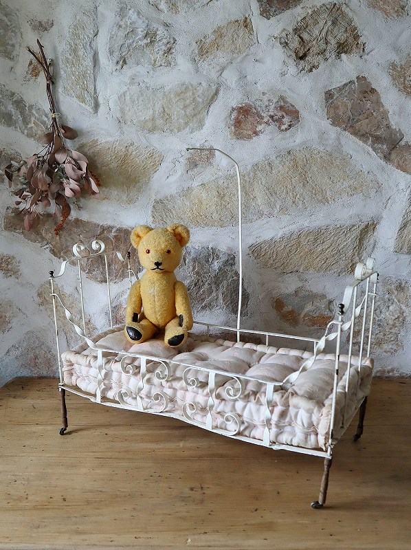 フランス木製の脚付きアイアンドールベッドはかわいいアンティーク