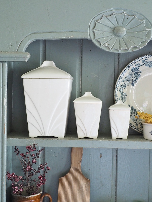 フランスデザインが素敵な陶器製キャニスター3個セットはかわいい