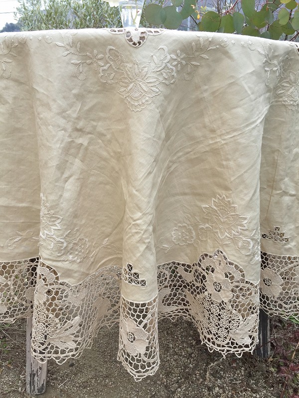 フランスタッキングレースのテーブルクロスはかわいいアンティーク