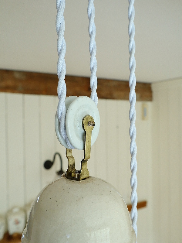 フランス滑車がかわいいペンダントライトはかわいいアンティークネット