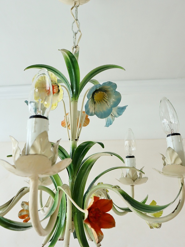 フランスたくさんのお花がかわいいアイアンシャンデリアはかわいい