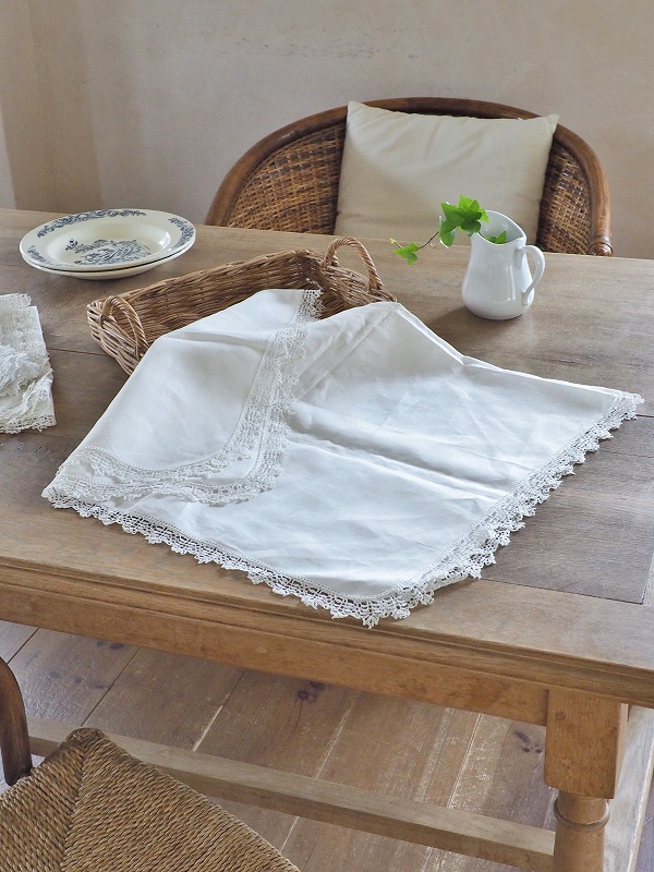 フランス繊細な刺繍が素敵なテーブルクロスはかわいいアンティーク