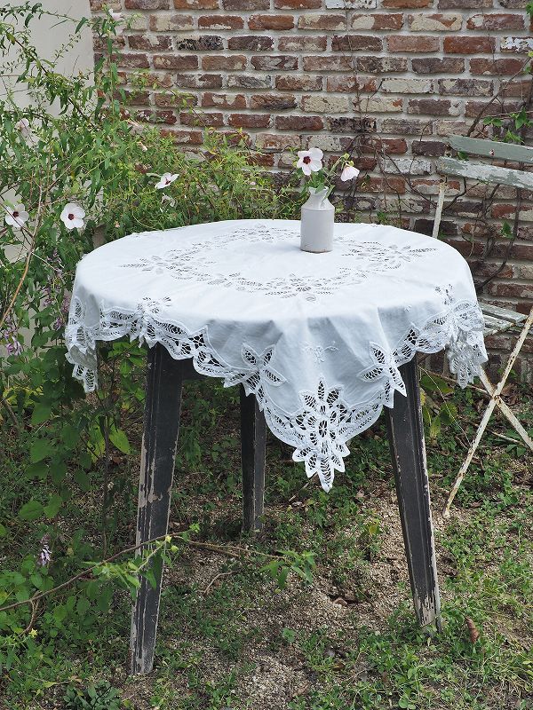 フランスお花の刺繍が繊細で上品なテーブルクロスはかわいい