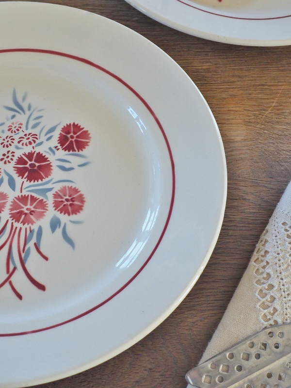 フランスバドンヴィレー製小花お花束模様のデザートプレートはかわいい