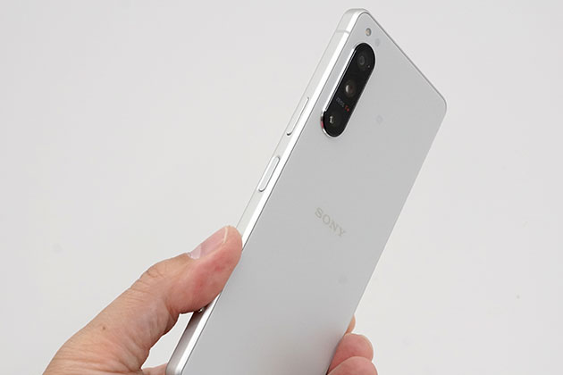 Xperia 5 IV エクリュホワイト を紹介！ガラス素材採用 質感高く美しい白