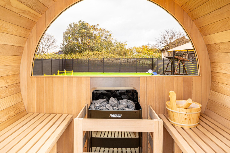 琵琶湖畔に、愛犬と過ごせるサウナつきグランピングリゾートが誕生