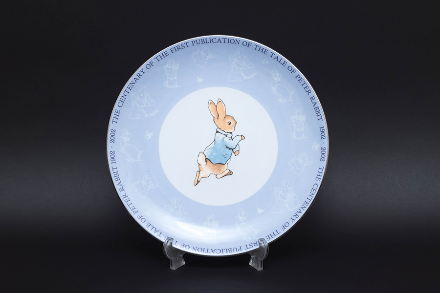 ウェッジウッド ピーターラビット 絵本出版100周年記念プレートを