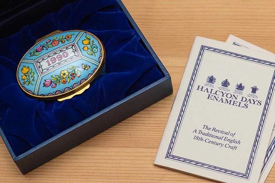 ハルシオン・デイズと4つのロイヤルワラント｜ブランド食器買取の