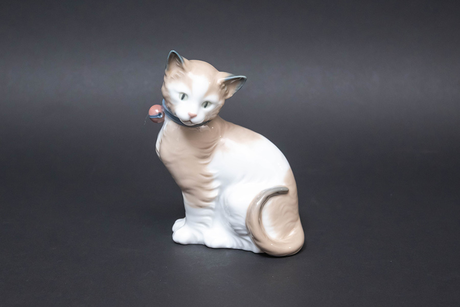 NAO フィギュリン『All Decked Out Cat（おめかしした猫）』を買い取り