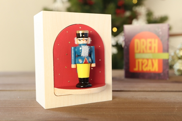 からくりくるみ割り人形 – ドイツ・ザイフェンの木のおもちゃ seiffen