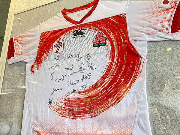 7人制ラグビー女子日本代表サイン入りユニフォームの展示 | 新着情報