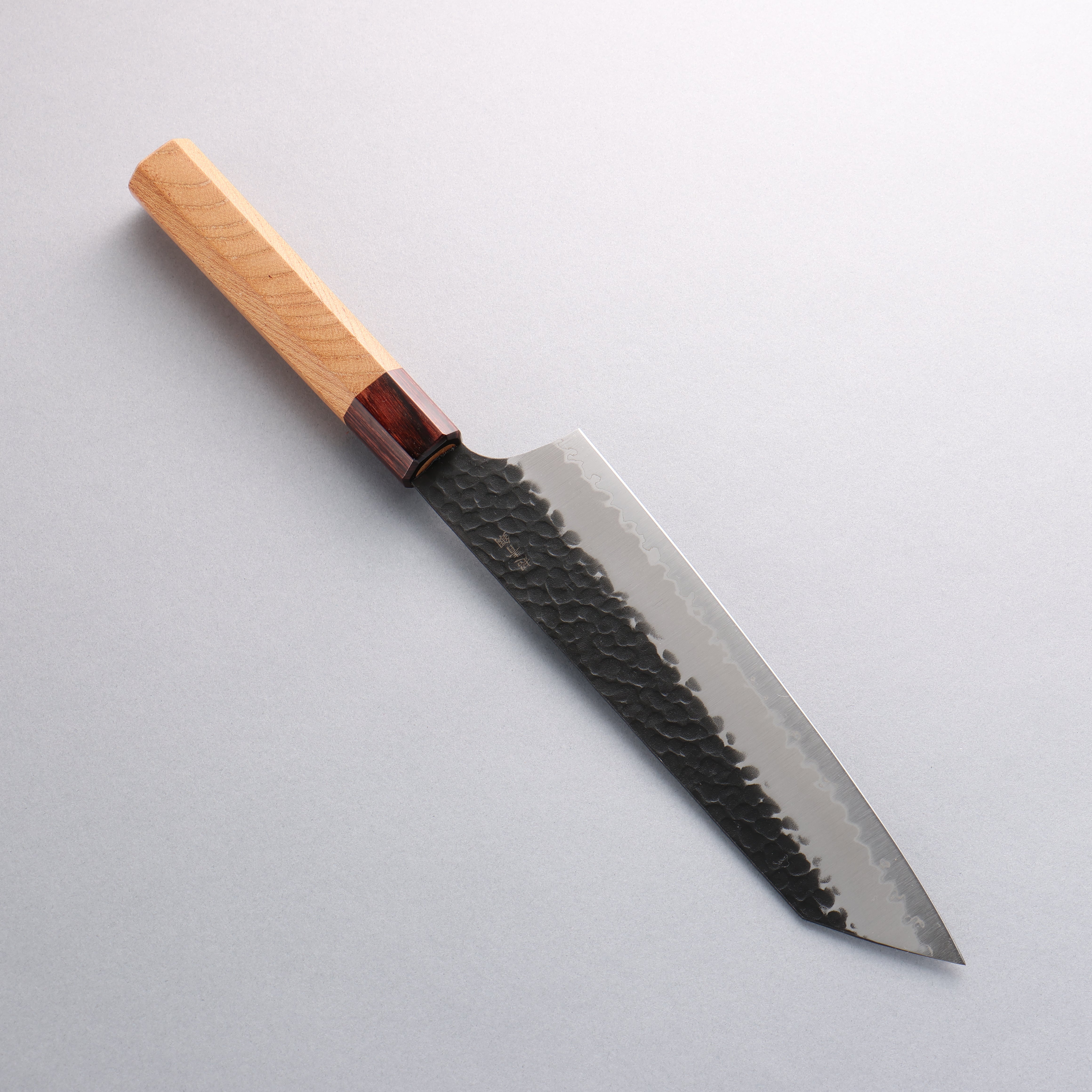 堺 孝行 青スーパー鋼 鎚目 黒仕上げ 剣型牛刀包丁 190mm – 清助刃物 Japan