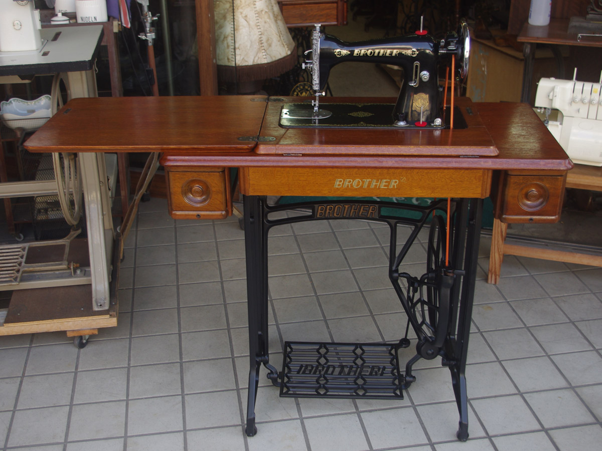No.699 BROTHER ブラザー製 家庭用足踏みミシン：アンティークミシン