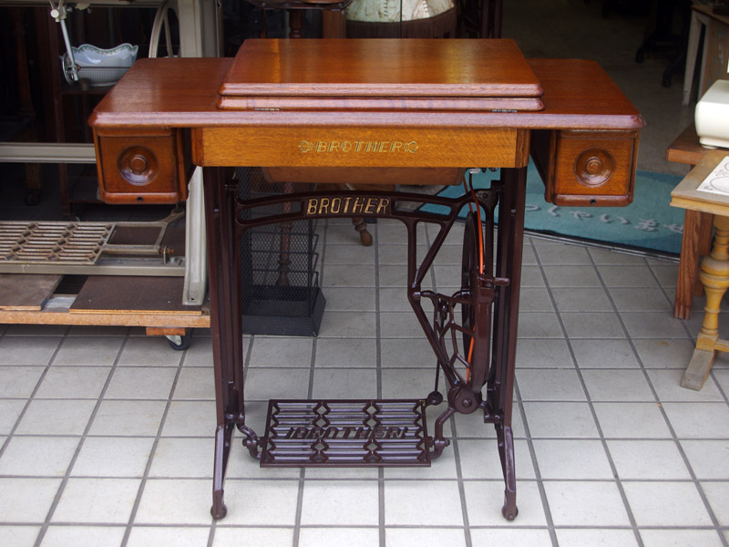 No.713 BROTHER ブラザー製 家庭用足踏みミシン：アンティークミシン