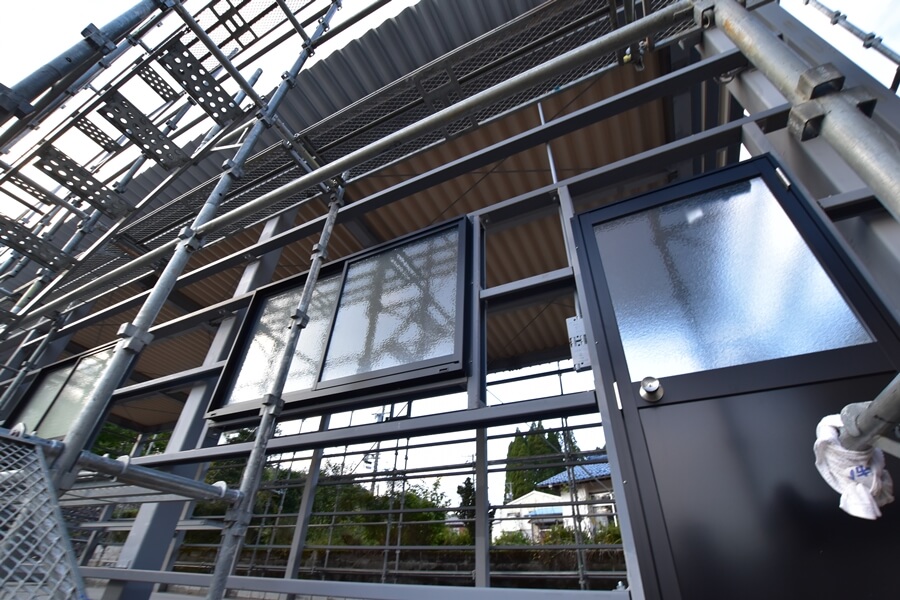 セッパンガレージ｜鉄骨造で頑丈な折板屋根の倉庫兼セッパンガレージ